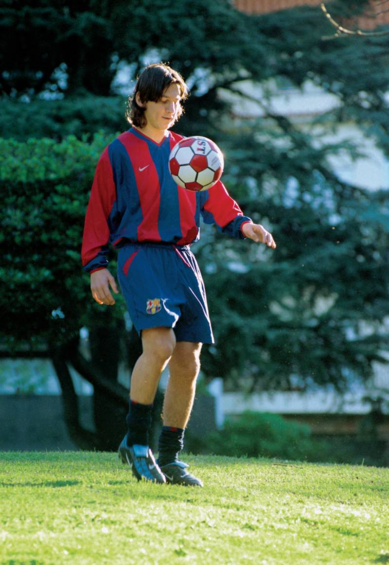 Tiểu Sử Và Sự Nghiệp Của Messi - Huyền Thoại Bóng Đá Thế Giới 1 Hành trình khởi đầu đầy gian nan của cậu bé Rosario